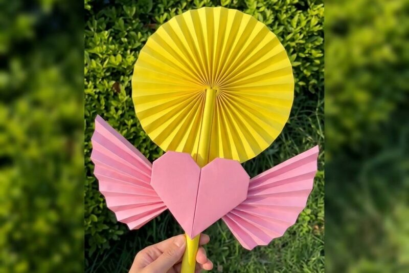 Making a paper fan. Children: 10 Best Travel Craft Ideas